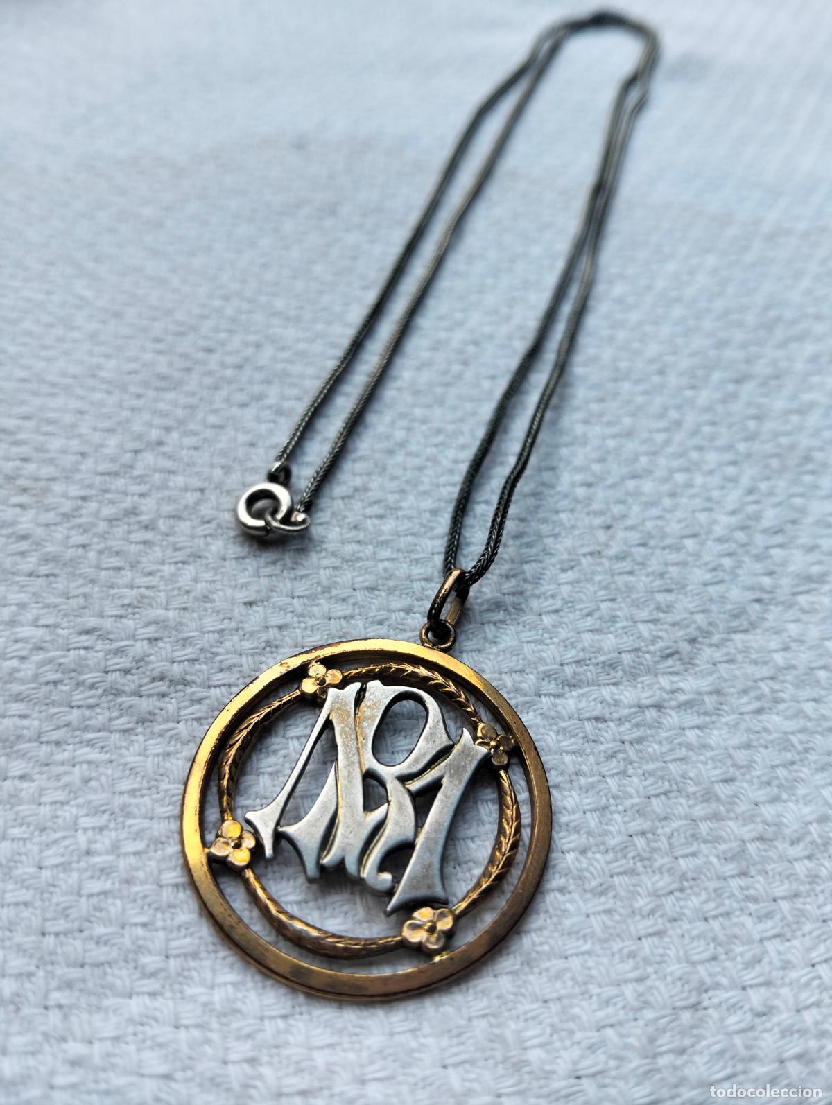 Jewelry: Colgante medalla de metal color plateado dorado antigua con cadena iniciales R M RM MR