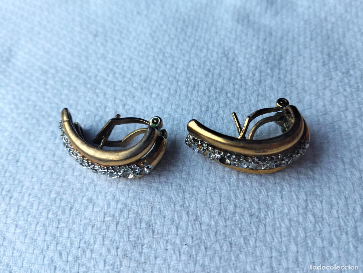Jewelry: Pareja de pendientes antiguos de metal color dorado y cristalitos incompletos