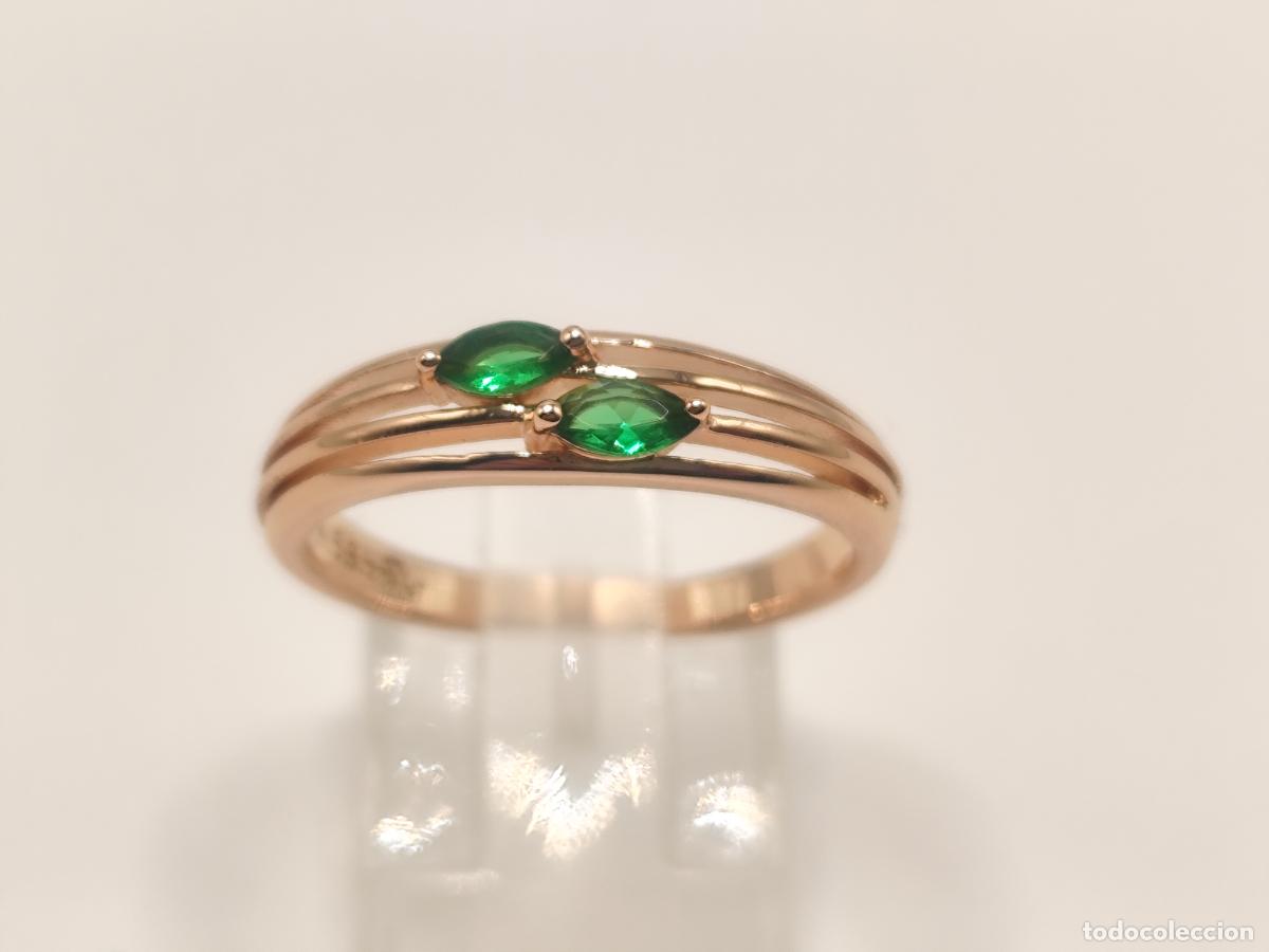 Gioielleria: Elegante anillo en oro de 14k con esmeraldas talladas