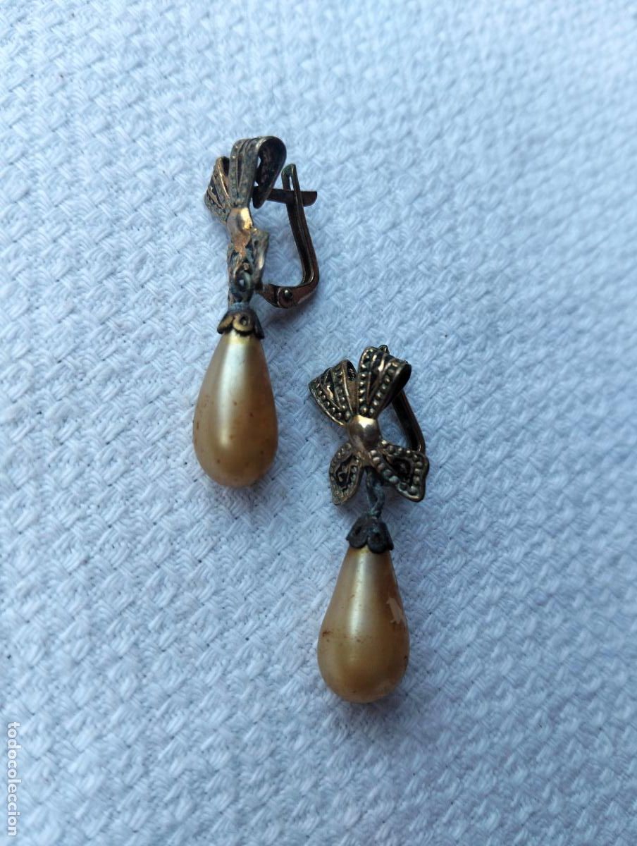 Gioielleria: Pareja de pendientes antiguos de metal con perlas perlitas de bisuter&iacute;a blanca estilo modernista