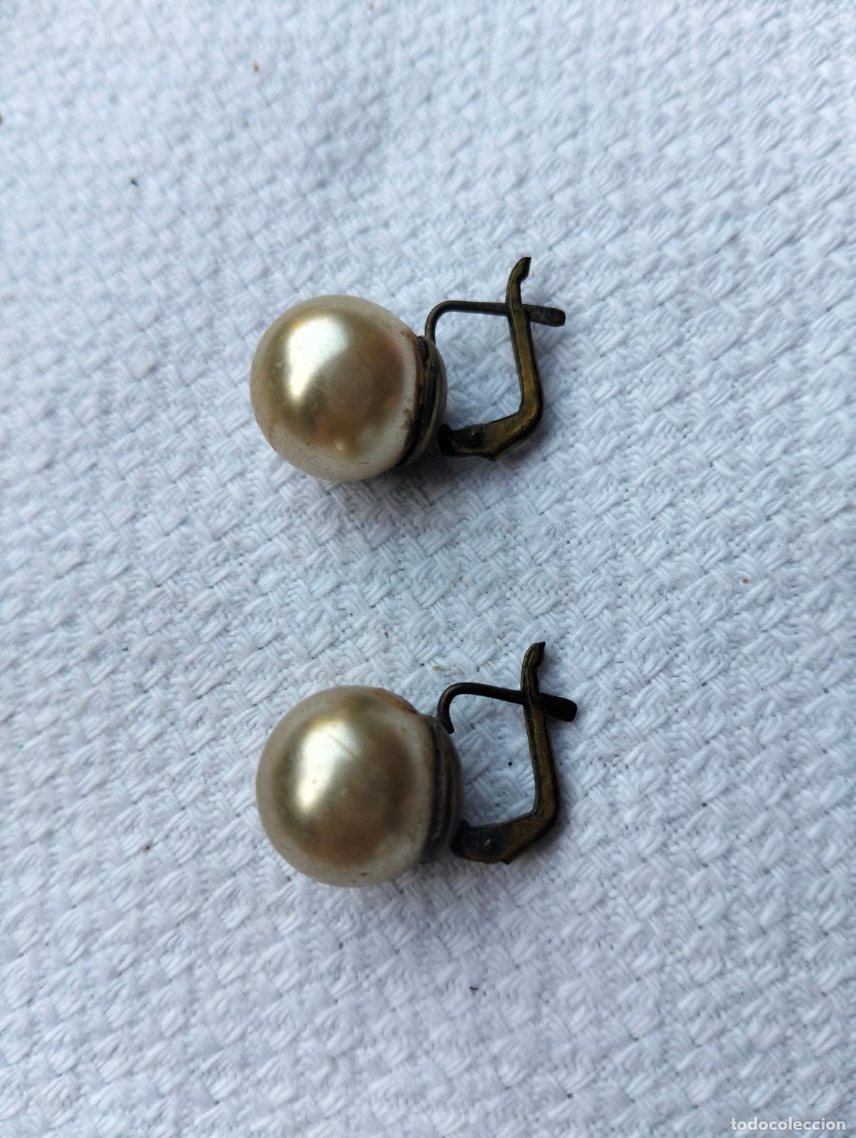 Gioielleria: Pareja de pendientes antiguos de metal con perlas perlitas de bisuter&iacute;a blanca estilo modernista