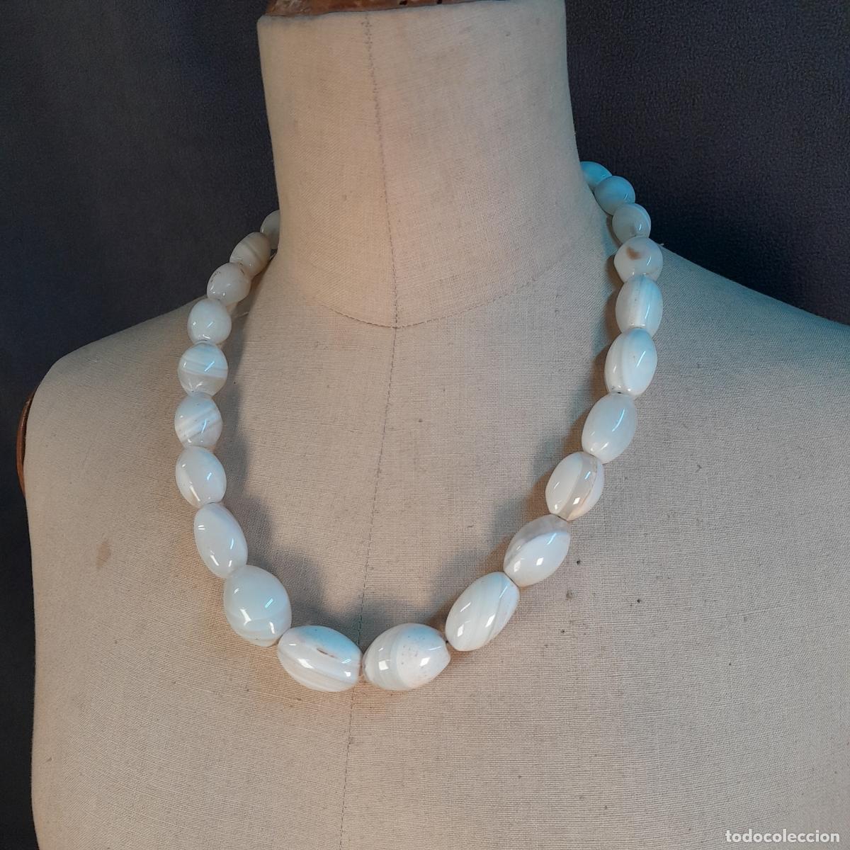 Joyeria: J-4564. COLLAR ARTESANAL DE CANTOS RODADOS DE &Aacute;GATA BLANCA . SIGLO XX.