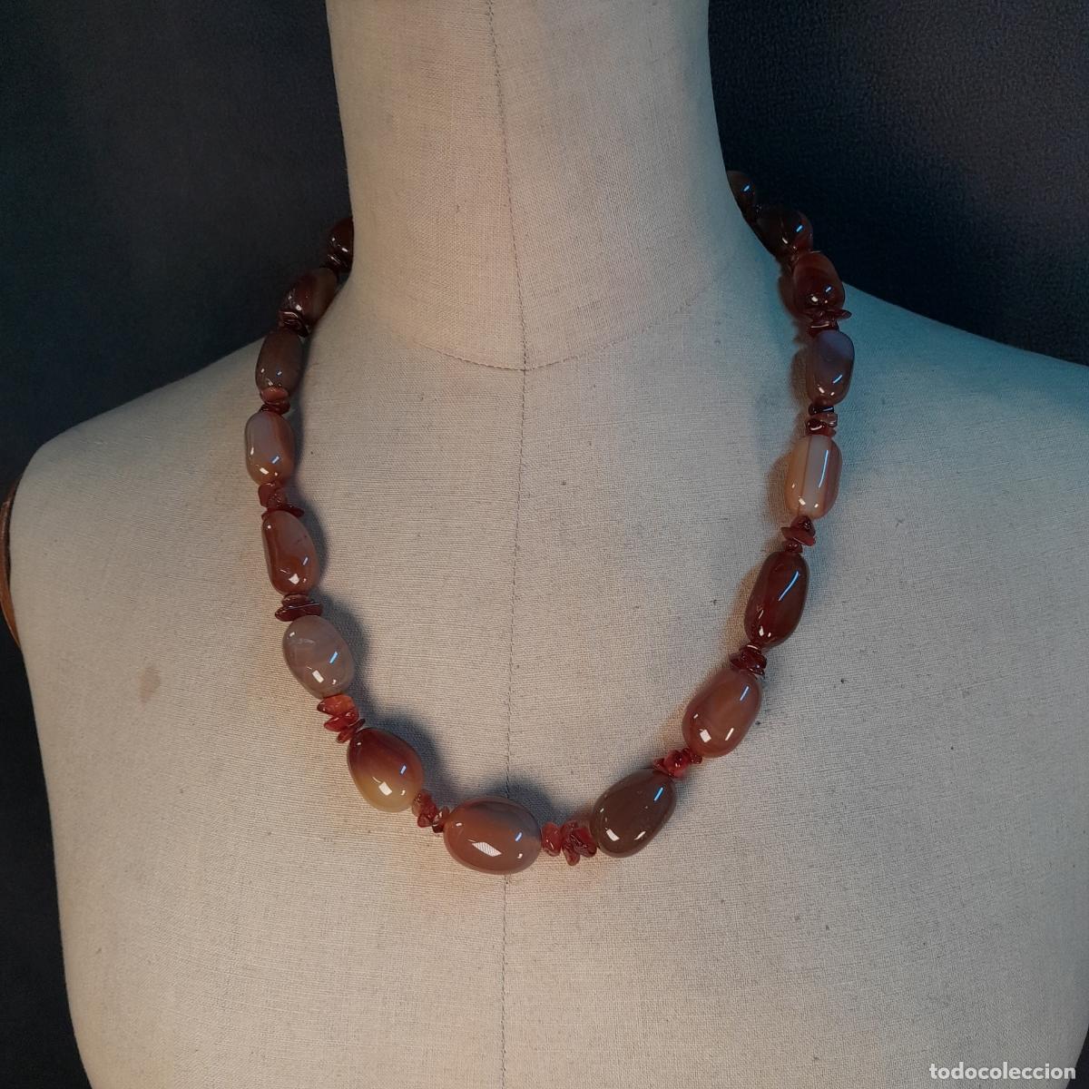 Joyeria: J-4563. COLLAR ARTESANAL DE &Aacute;GATA CORNALINA CON CIERRE DE ROSCA MET&Aacute;LICO. SIGLO XX.