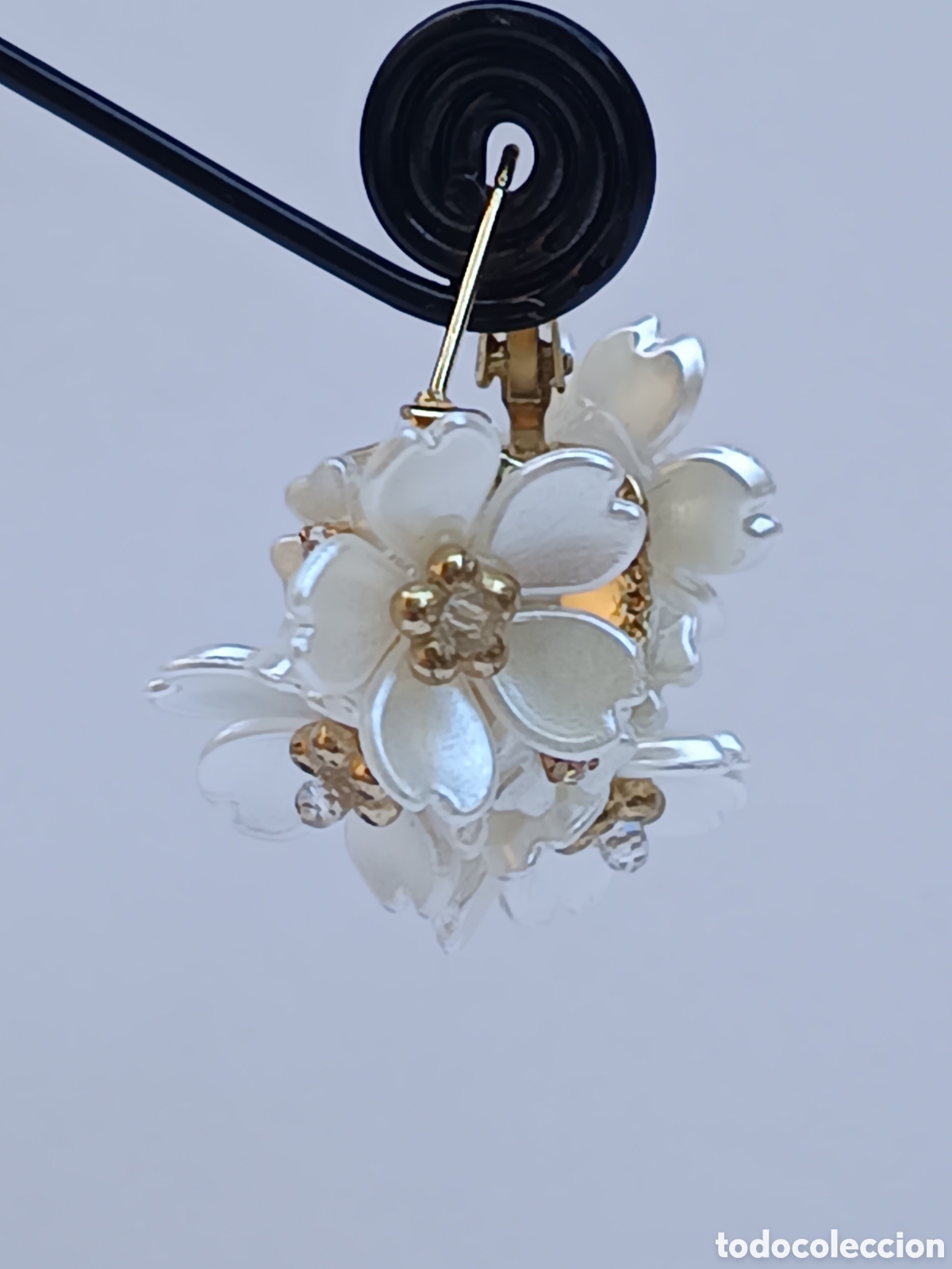Joyeria: Bellos pendientes de aro con flores blancas - Foto 3