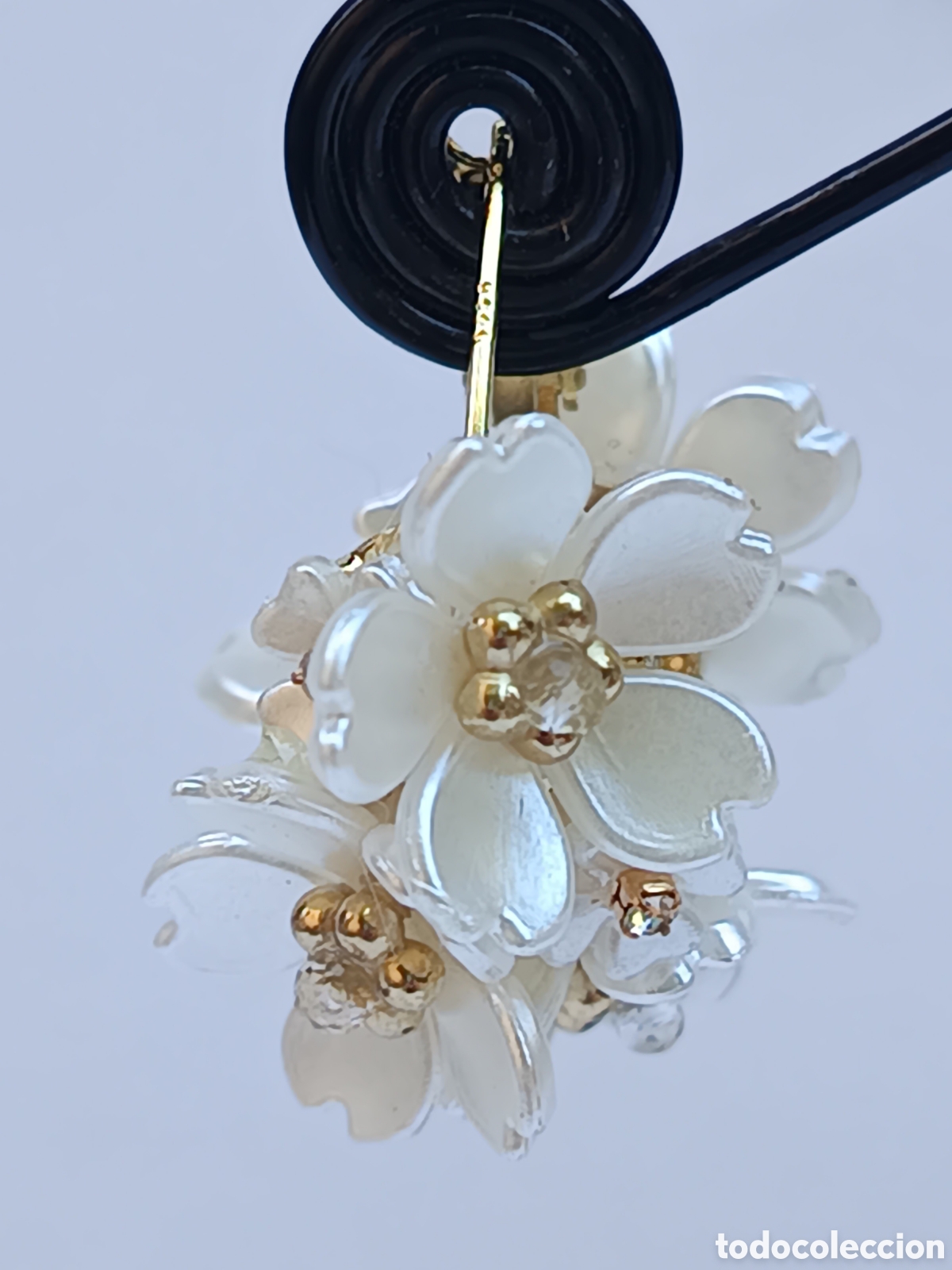 Joyeria: Bellos pendientes de aro con flores blancas