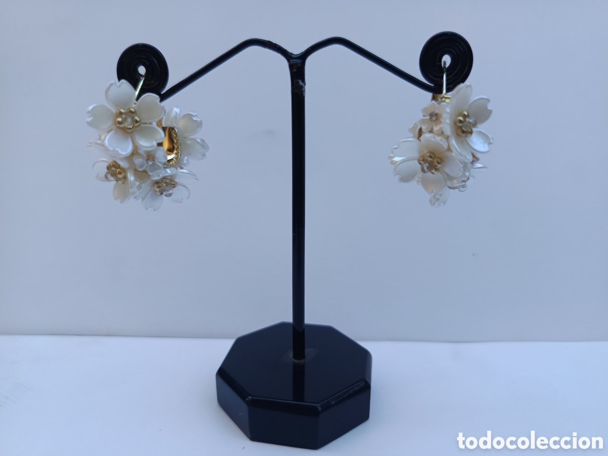 Joyeria: Bellos pendientes de aro con flores blancas