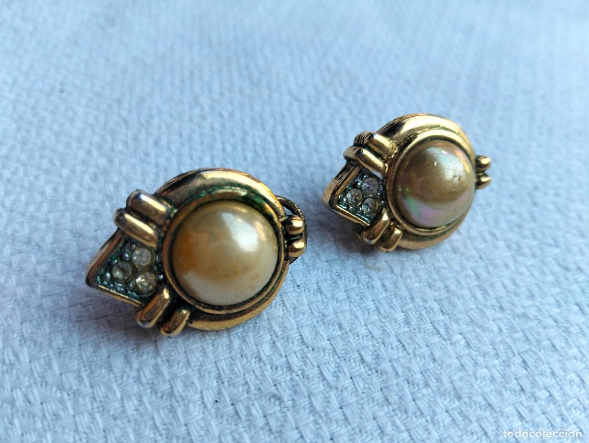 Schmuck: Pareja de pendientes antiguos de metal color dorado cristalitos medias perlas perlitas