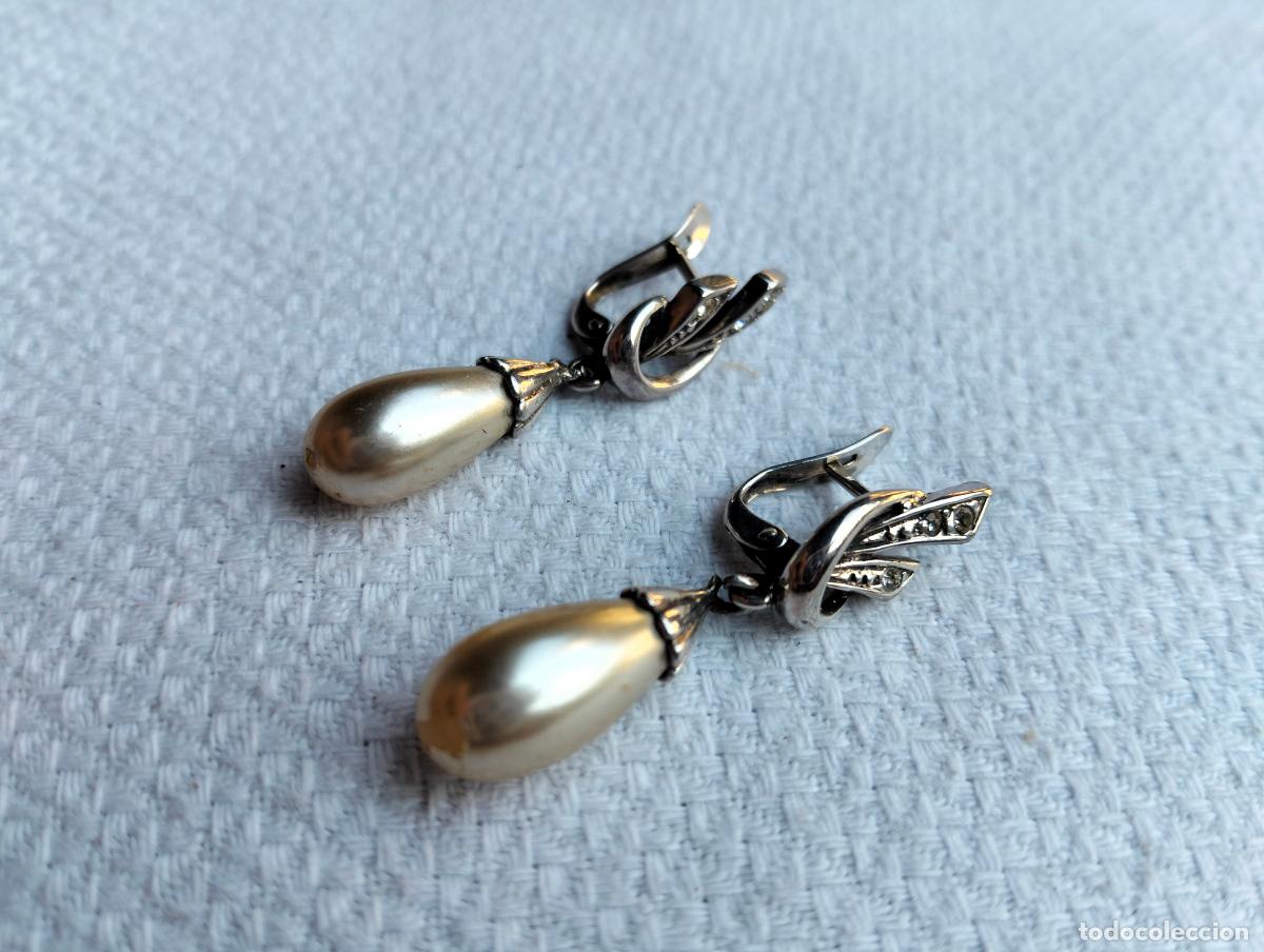Schmuck: Pareja de pendientes antiguos de metal color dorado medias perlas perlitas bisuter&iacute;a a&ntilde;os 60