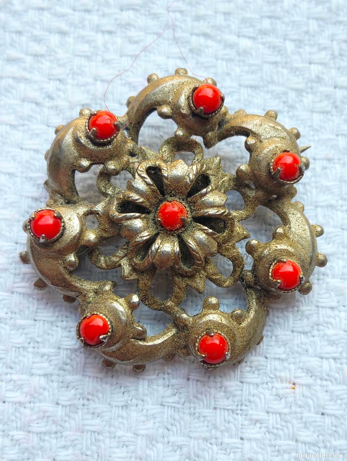 Schmuck: Broche antiguo de metal color dorado y cuentas color naranja circular s&iacute;mil coralina a&ntilde;os 50