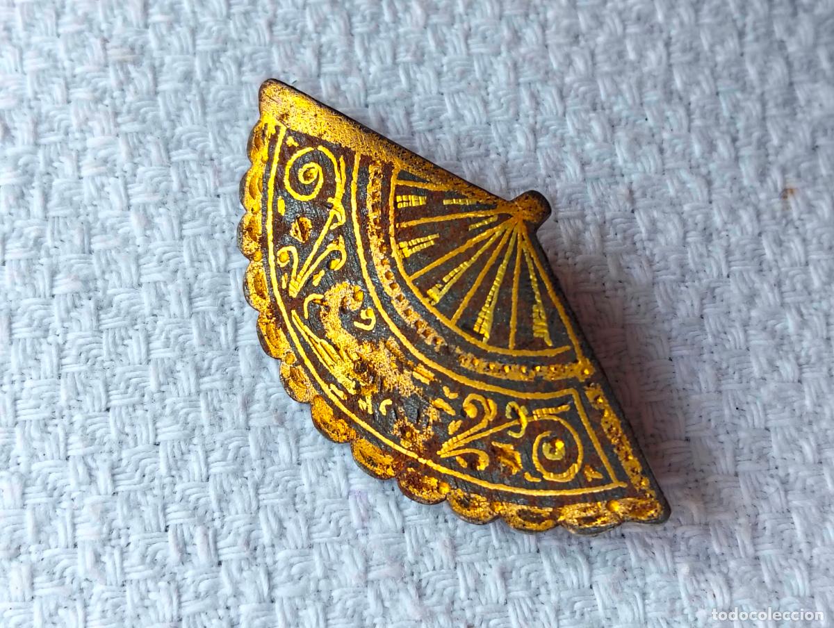 Schmuck: Broche antiguo de metal color dorado circular forma abanico modernista vintage