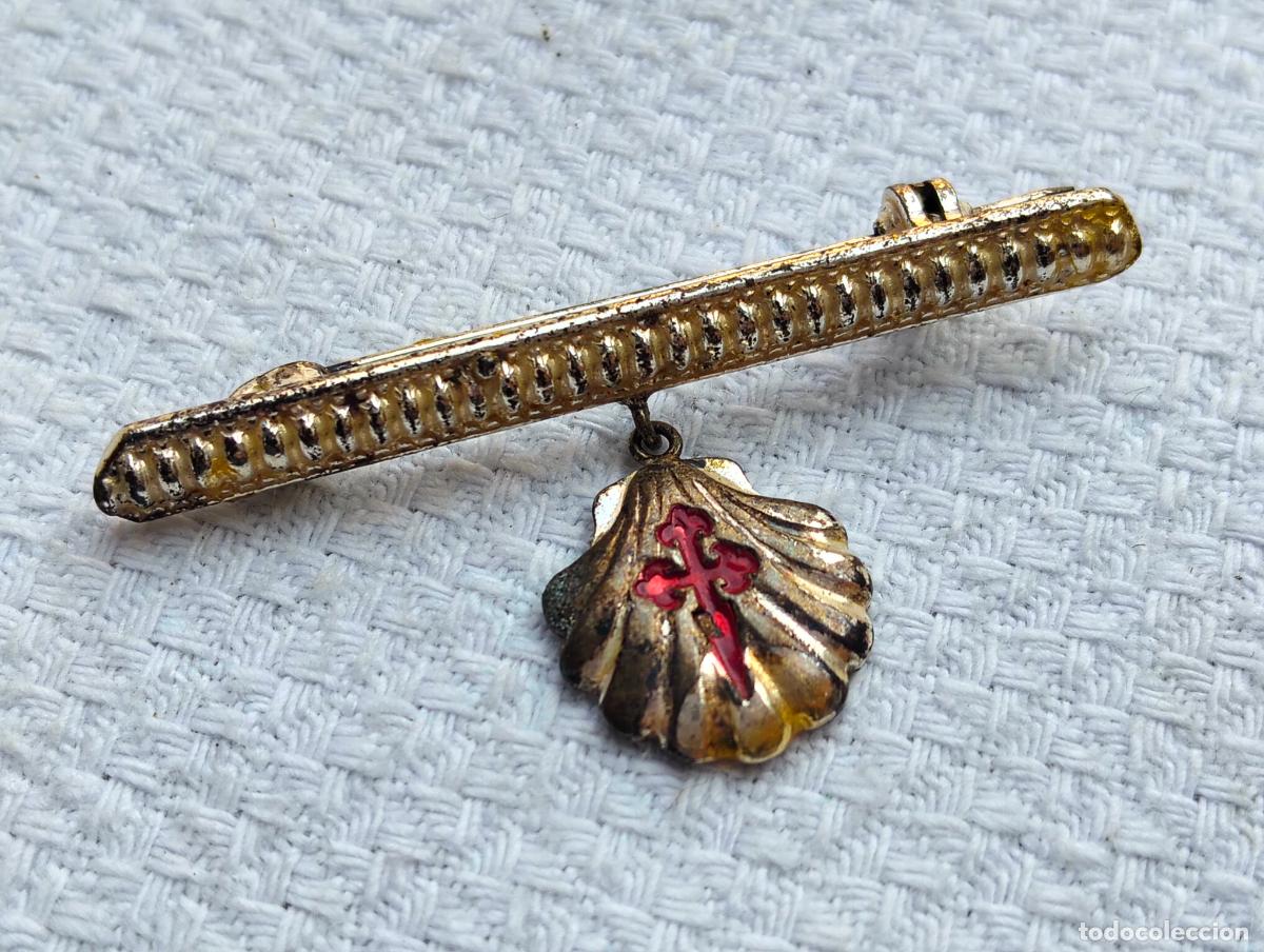 Schmuck: Broche antiguo de metal color plateado forma concha santiago de compostela vintage