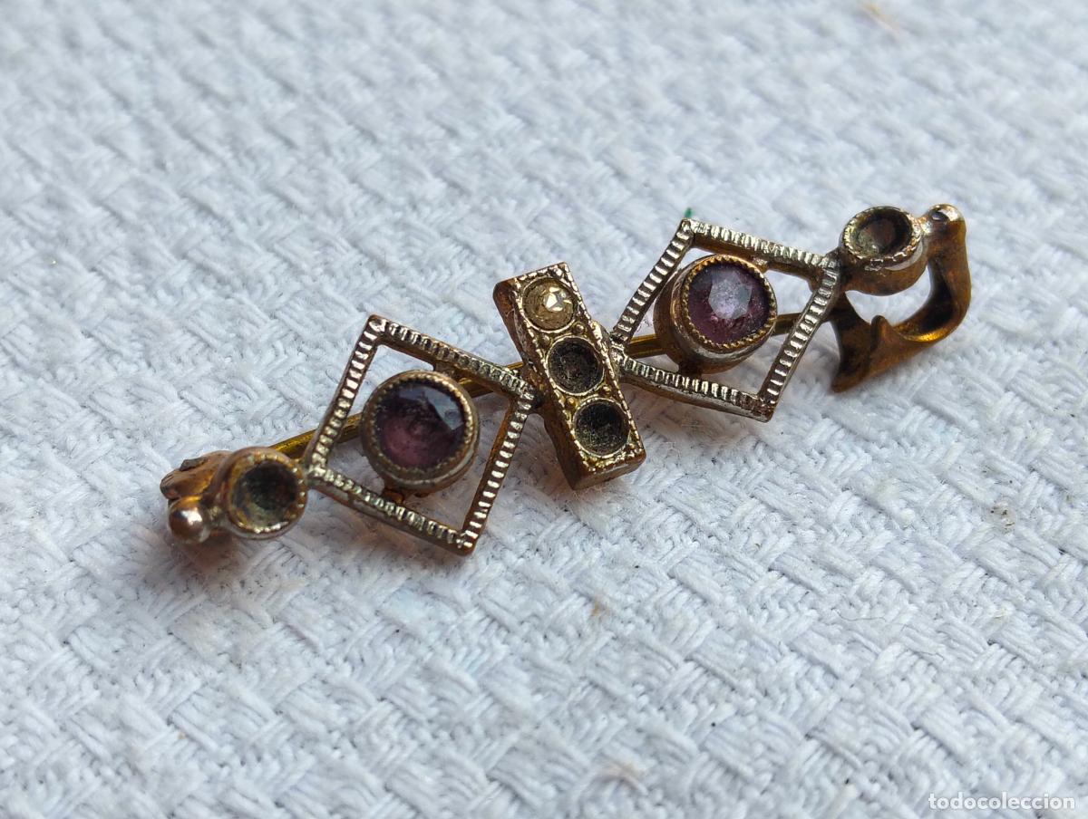 Schmuck: Broche antiguo de metal color dorado con cristales cristalitos lila morado amarillo a&ntilde;os 30-40