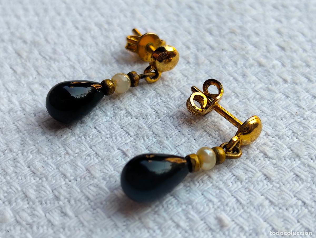 Schmuck: Pareja de pendientes antiguos de metal color dorado perlas perlitas negras bisuter&iacute;a