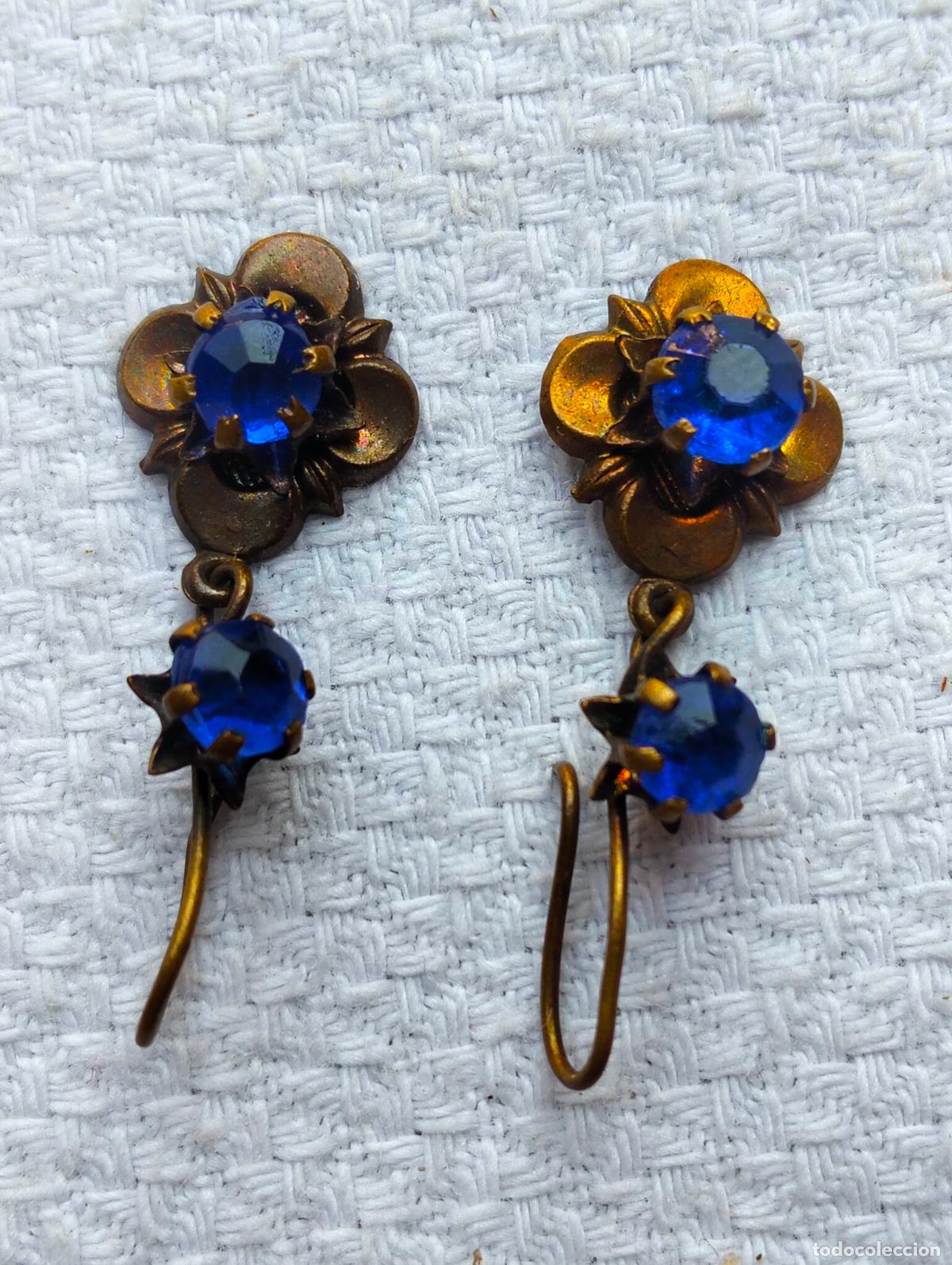 Schmuck: Pareja de pendientes antiguos de metal color dorado flores cristalitos cristales azules Modernista