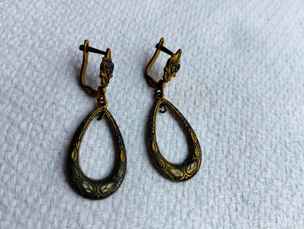 Schmuck: Pareja de pendientes antiguos de metal color dorado negro aros aretes l&aacute;grima steampunk bisuter&iacute;a
