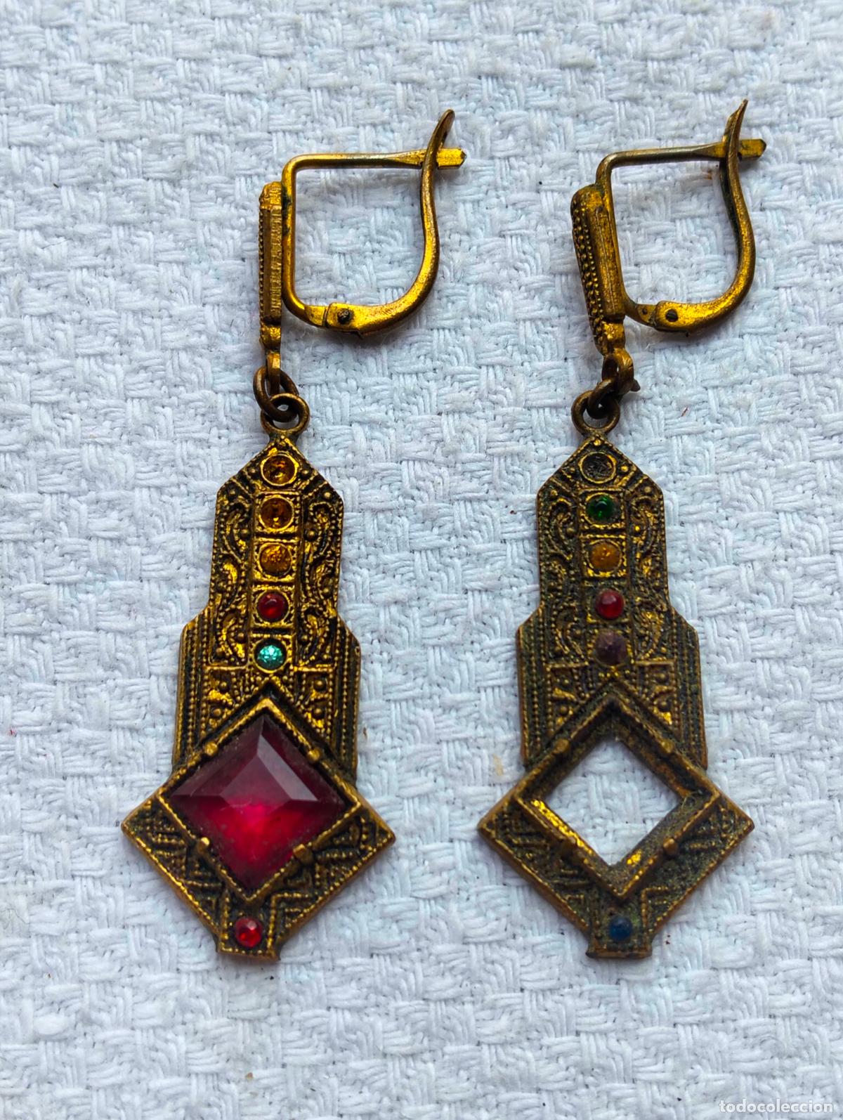 Schmuck: Pareja de pendientes antiguos de metal color dorado cristales de colores rojo cuadrados a&ntilde;os 40