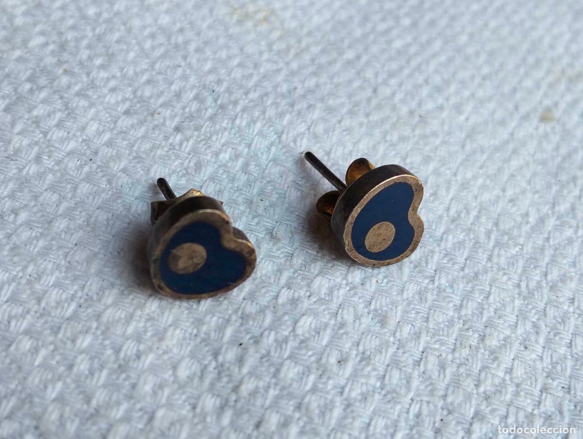 Schmuck: Pareja de pendientes antiguos de metal color dorado corazones negros azul oscuro coraz&oacute;n bisuter&iacute;a