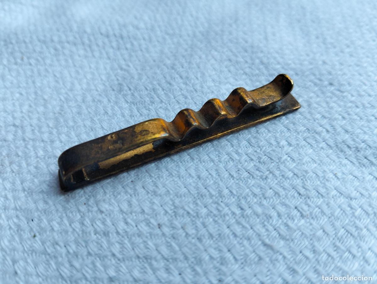 Schmuck: Pinza de metal color dorado para sujetar el traje corbata o pelo pin a&ntilde;os 50