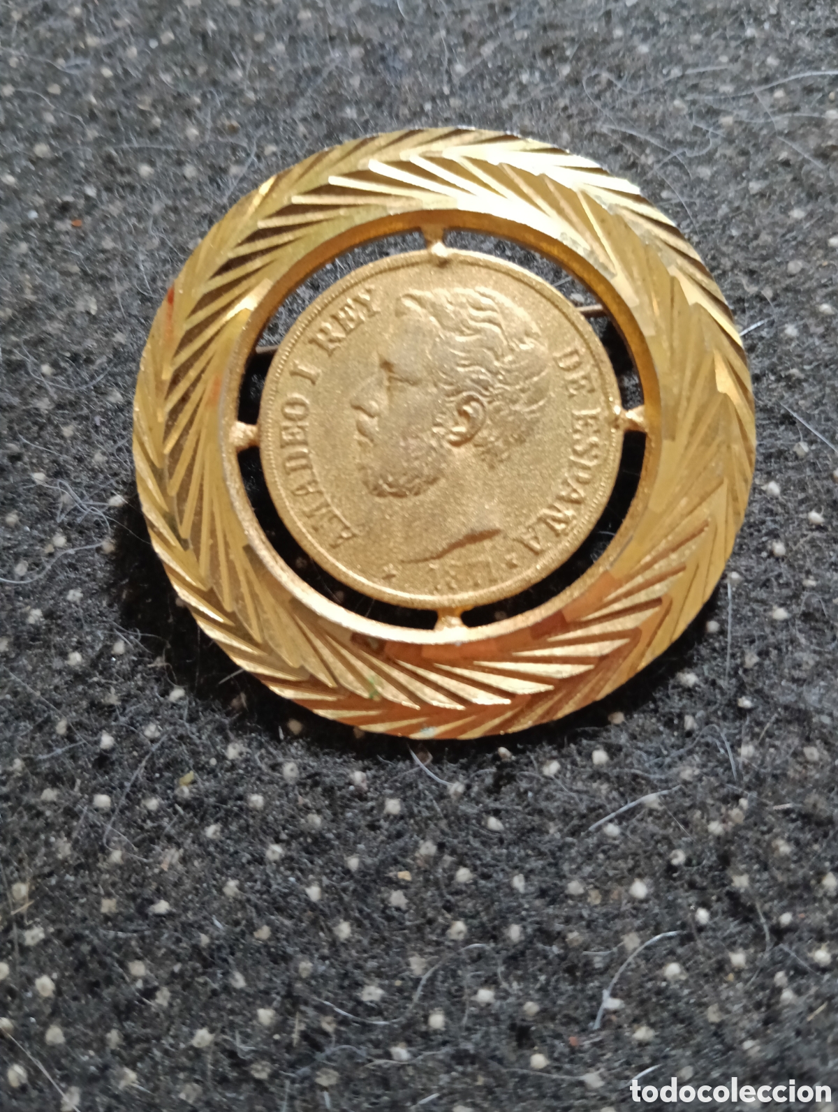 Joyeria: Broche de lat&oacute;n dorado (chapado en oro?)de Amedeo I 1871, buen estado, mide 4 cm de di&aacute;metro