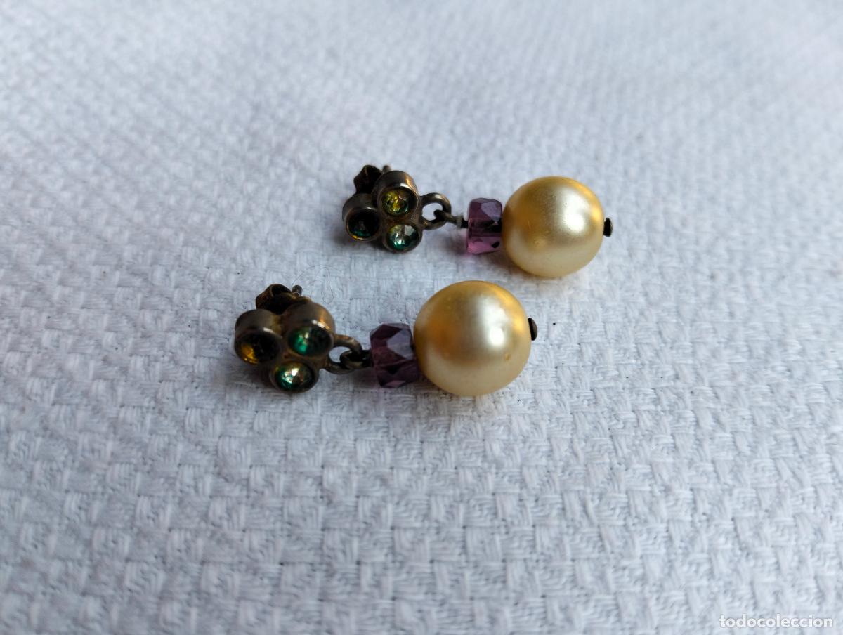 Schmuck: Pareja de pendientes antiguos de metal color dorado perlas perlitas bisuter&iacute;a