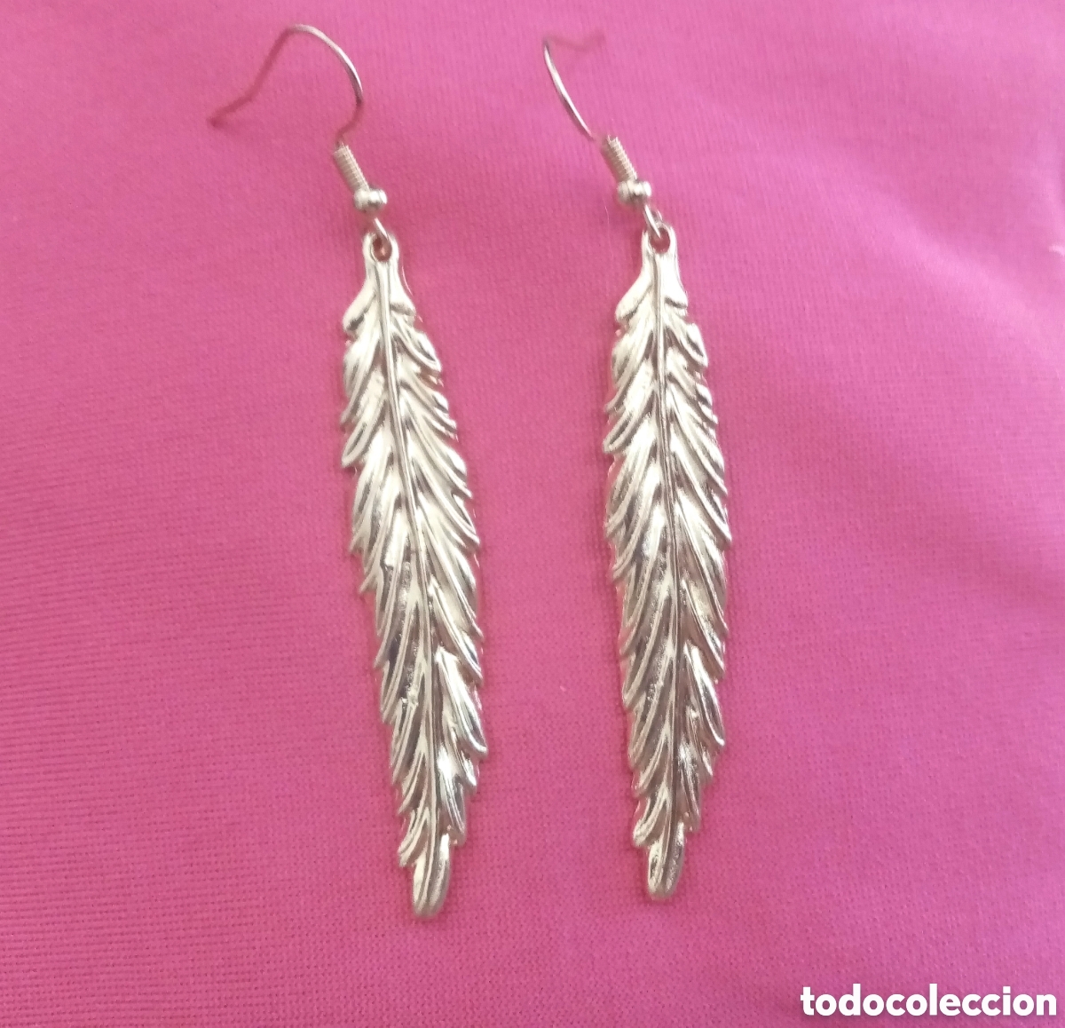 Joyeria: Originales pendientes de plumas dorados met&aacute;licos de aleaci&oacute;n. 5,5cm largo. Muy bonitos