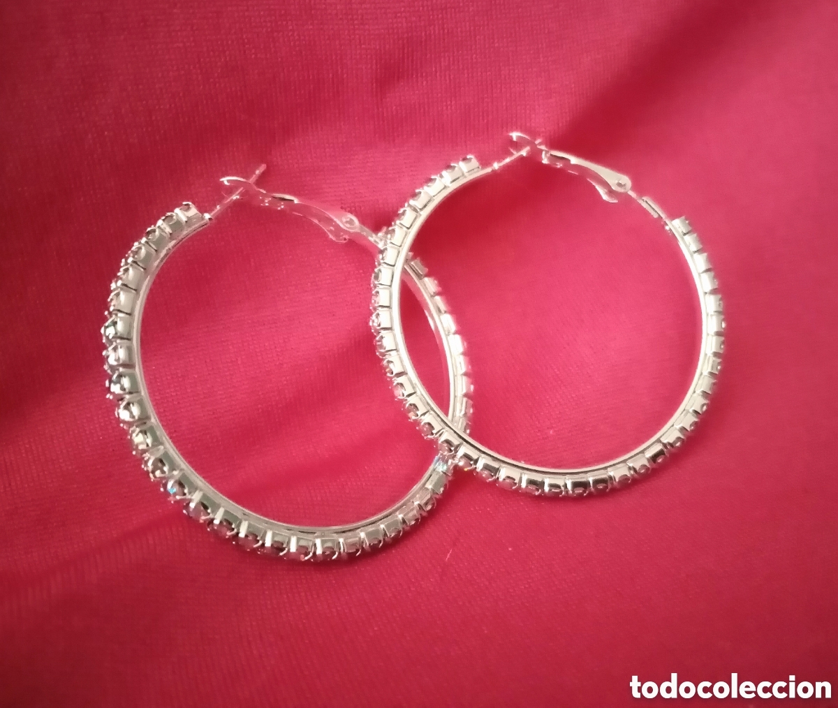 Joyeria: Originales pendientes de aro, aretes. Plateados con brillantitos. 3,7cm di&aacute;m. Muy luminosos