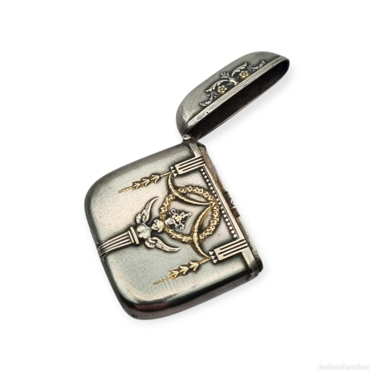 Joyeria: Cerillero de bolsillo Belle &Eacute;poque en metal plateado, estilo neocl&aacute;sico circa 1890&ndash;1920