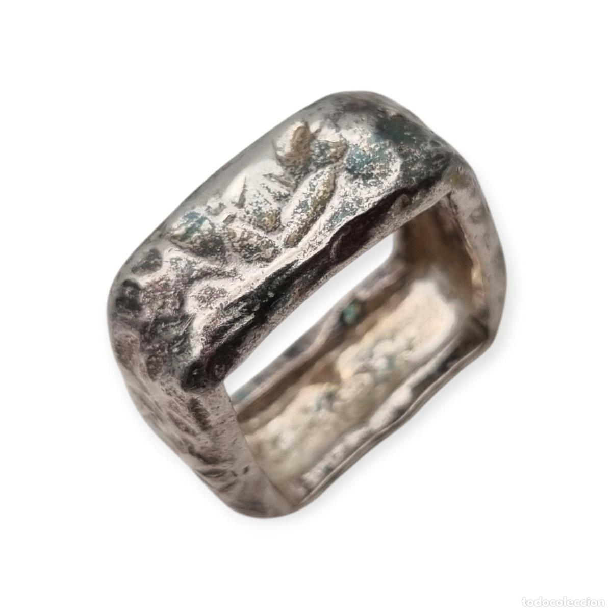 Joyeria: Anillo brutalista cuadrado en plata 925 con relieves abstractos, joyer&iacute;a vintage circa 1990