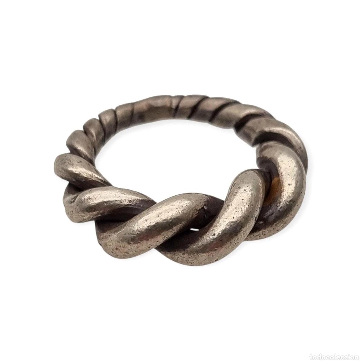 Joyeria: Anillo boho &eacute;tnico en plata torsionada, dise&ntilde;o artesanal brutalista vintage, circa 1960