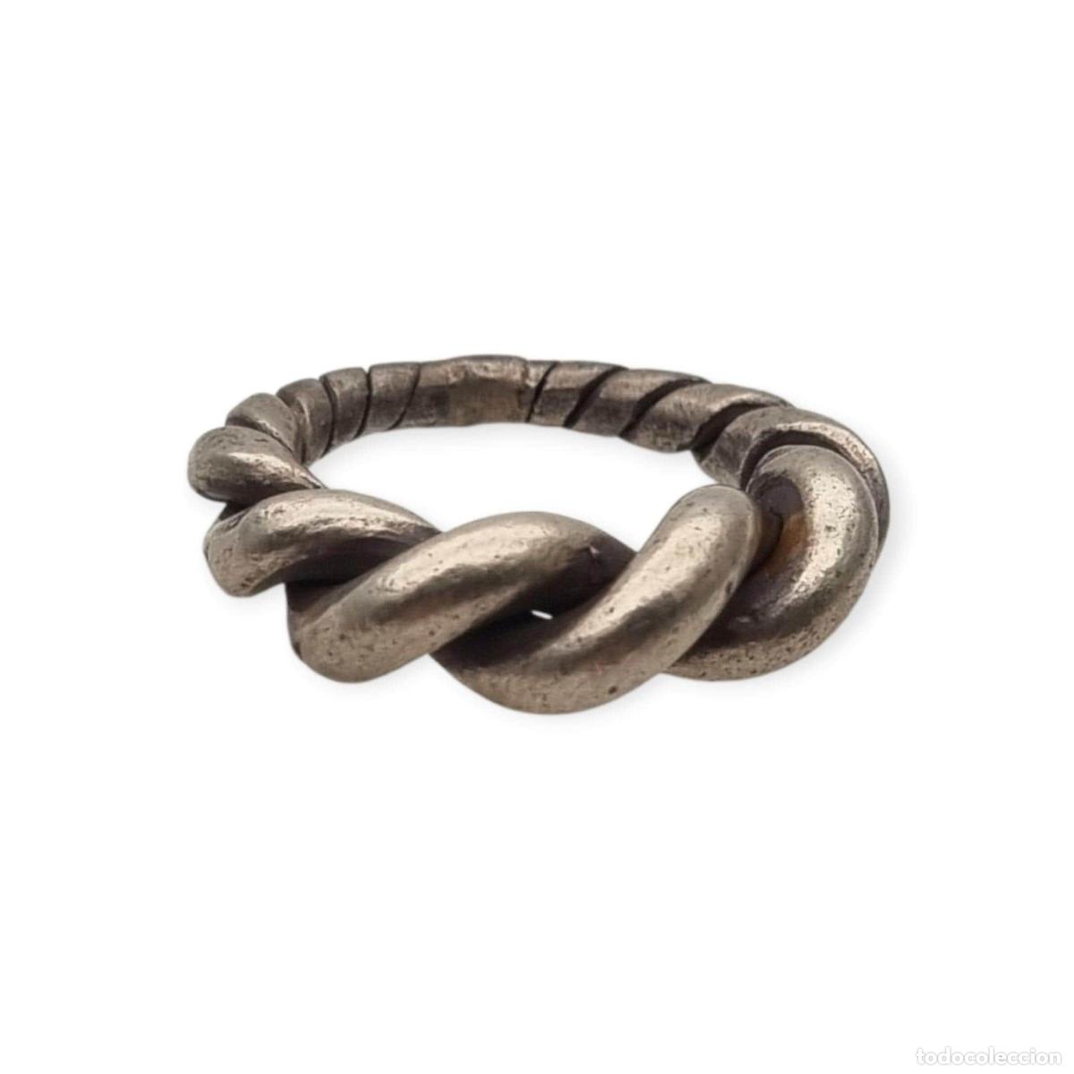 Joyeria: Anillo boho &eacute;tnico en plata torsionada, dise&ntilde;o artesanal brutalista vintage, circa 1960