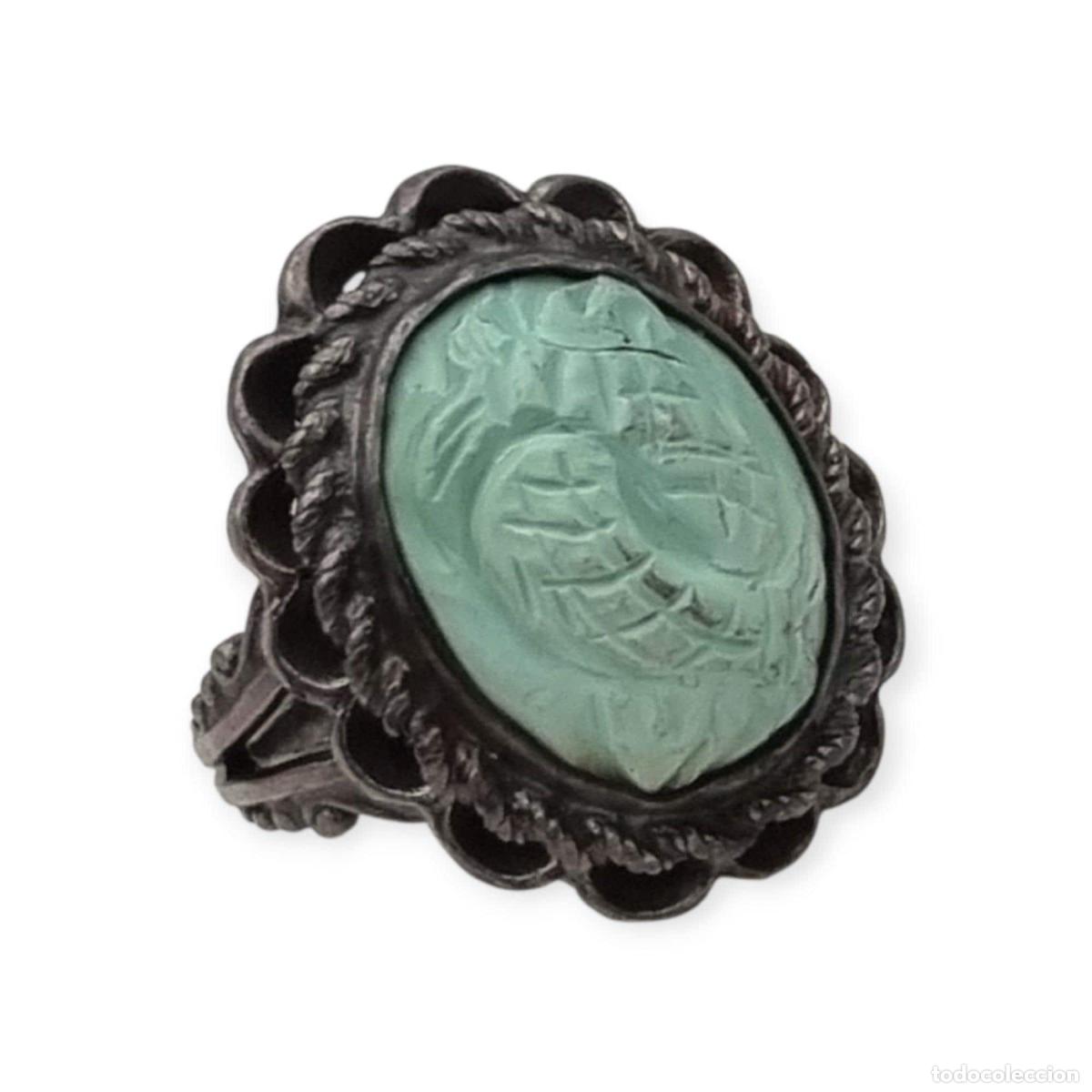 Joyeria: Anillo orientalista en plata con dos peces afrontados tallados, circa 1940&ndash;1950