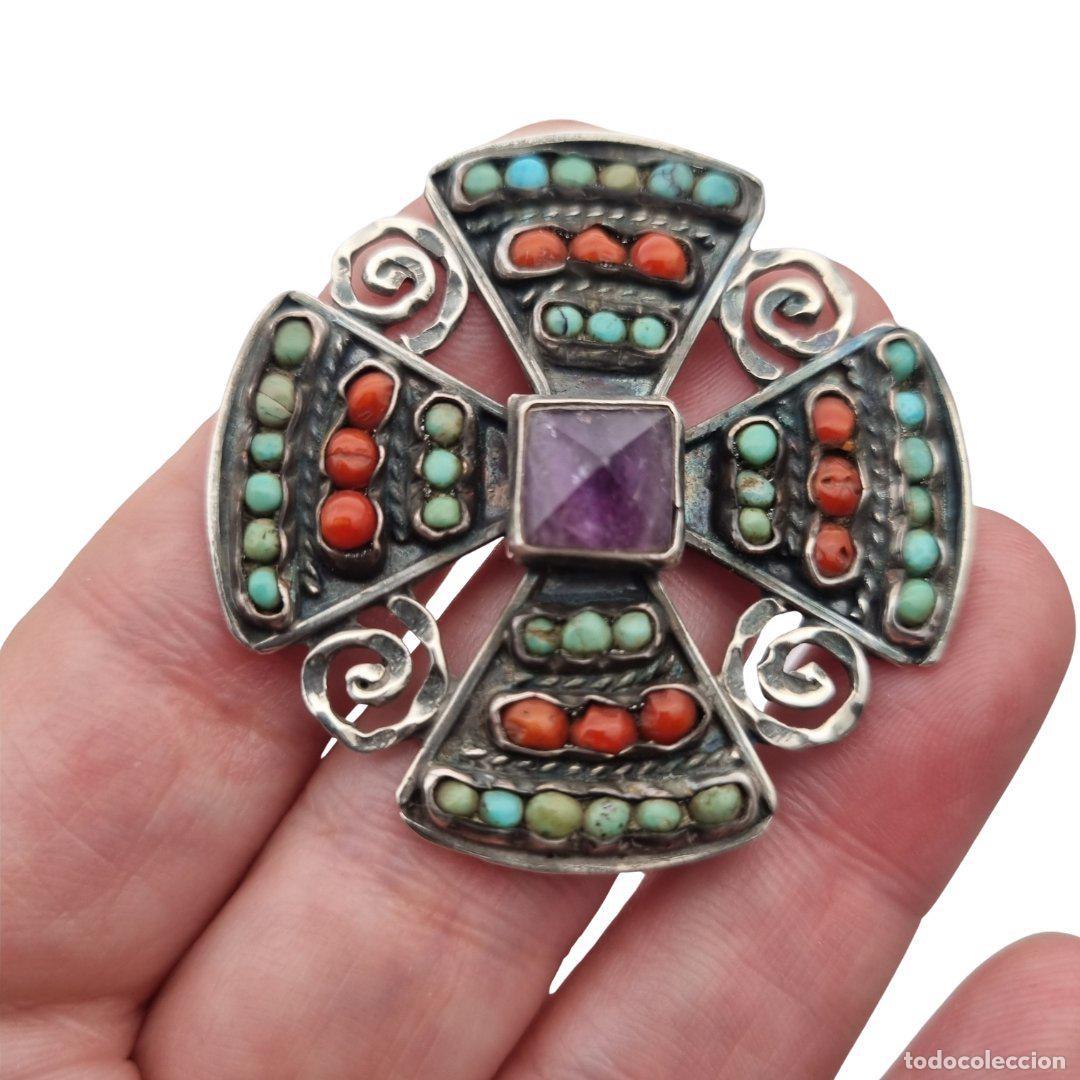 Joyeria: Broche cruciforme mexicano MATL SALAS en plata con turquesa, coral y amatista, joyer&iacute;a de autor, ca.