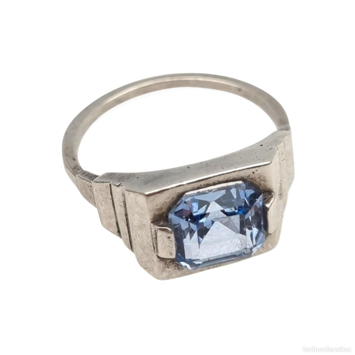 Joyeria: Anillo Art D&eacute;co de plata testada con cristal azul facetado, sello geom&eacute;trico unisex, ca. 1930&ndash;1945