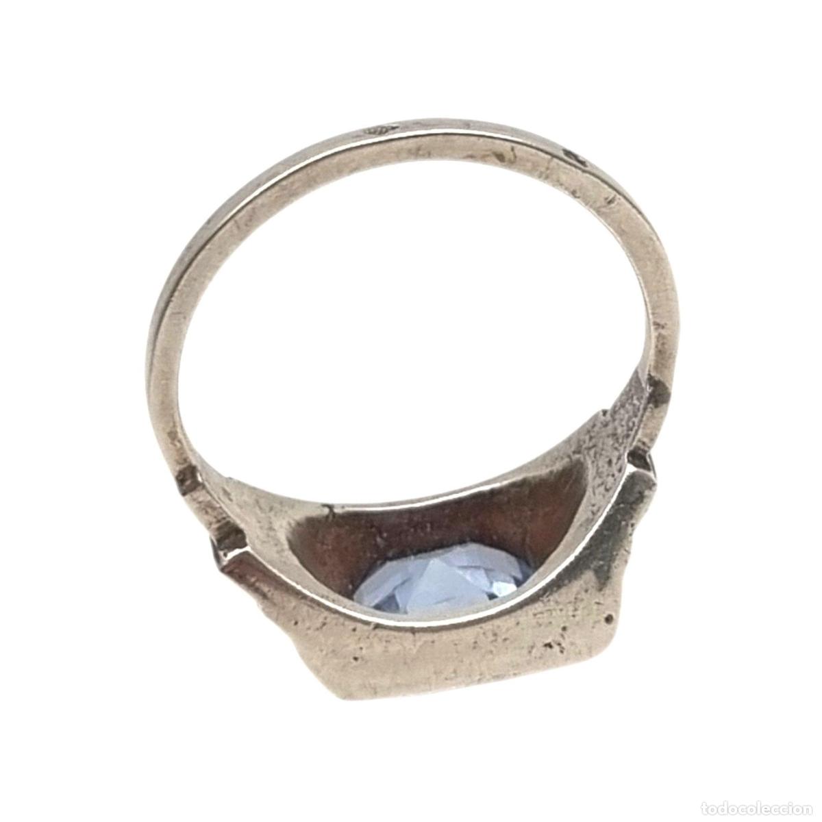 Joyeria: Anillo Art D&eacute;co de plata testada con cristal azul facetado, sello geom&eacute;trico unisex, ca. 1930&ndash;1945