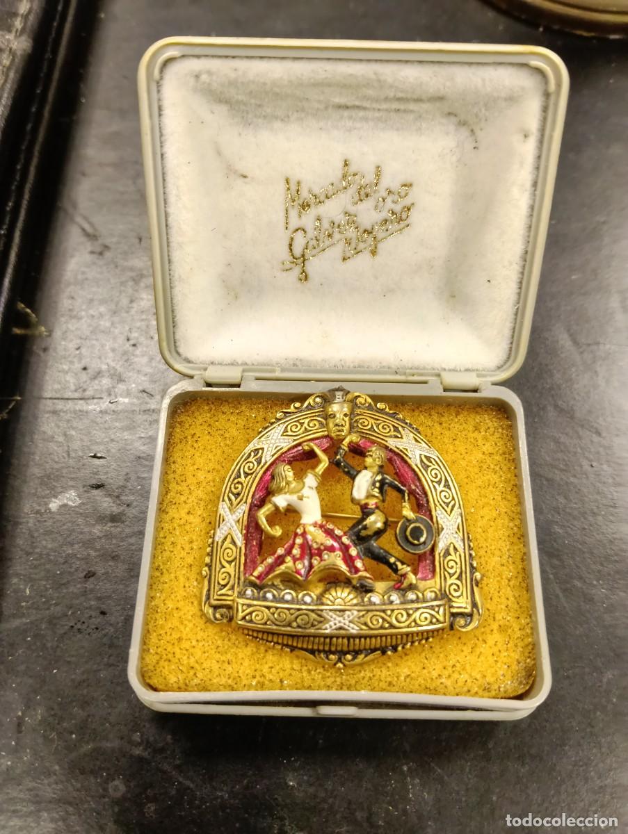 Joyeria: BONITO Y ANTIGUO BROCHE COSTUMBRISTA EN DAMASQUINADO ESMALTADO - GALVEZ JOYERO VALENCIA MERCADO ORO