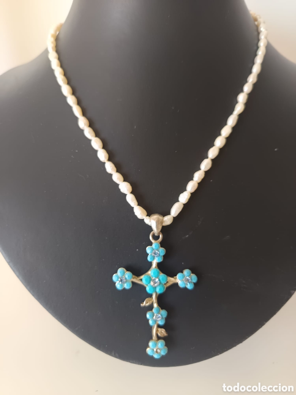 Joyeria: Collar con perlitas de grano de arroz y bell&iacute;simo colgante cruz azul