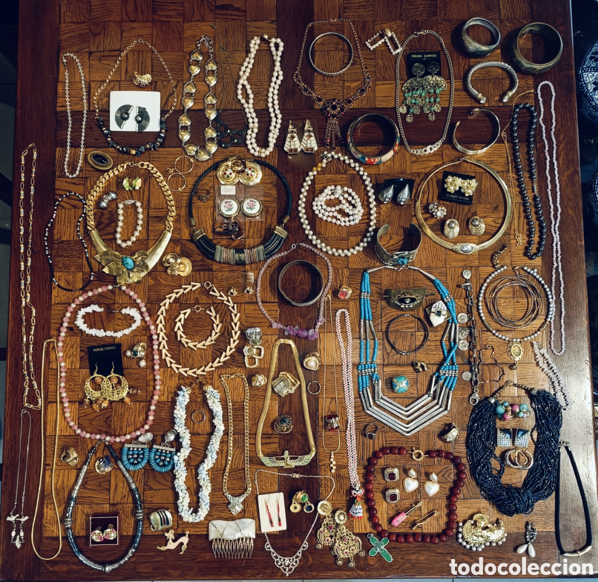 Joyeria: GRAN LOTE DE JOYERIA VINTAGE . GARGANTILLAS,COLLARES ,PULSERAS,PENDIENTES ...TODO LO QUE SE VE