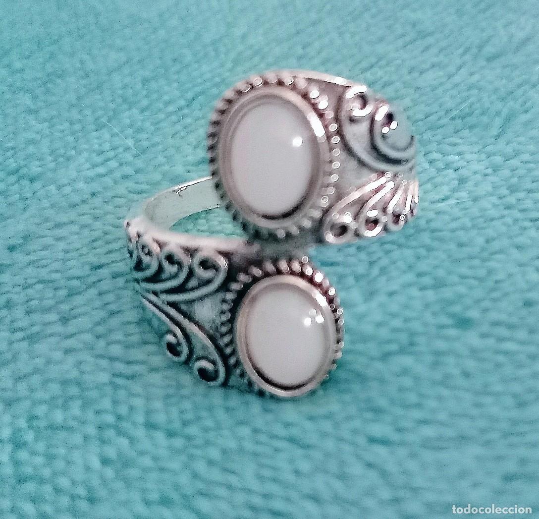 Joyeria: Original anillo color plata vieja con piedra lunar blanca sint&eacute;tica y filigrana 18mm di&aacute;m Muy bonito