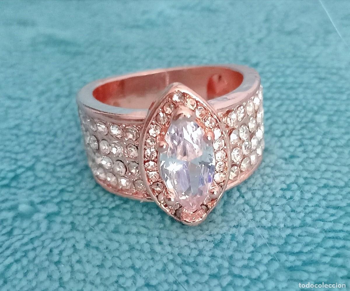 Joyeria: Original anillo color oro rosa, Ojo de caballo con incrustaciones blancas brillantes 18mm di&aacute;m....