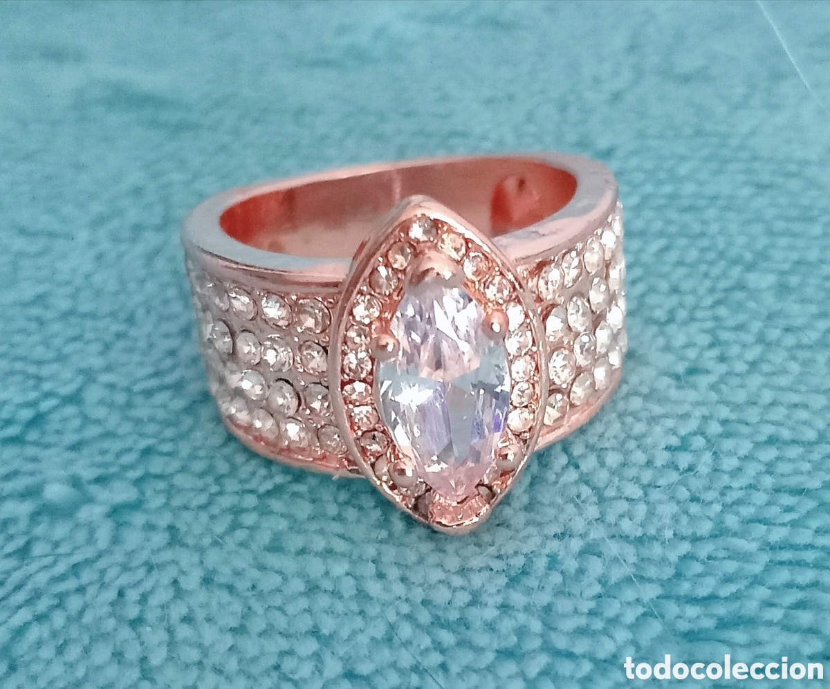 Joyeria: Original anillo color oro rosa, Ojo de caballo con incrustaciones blancas brillantes 18mm di&aacute;m. Muy