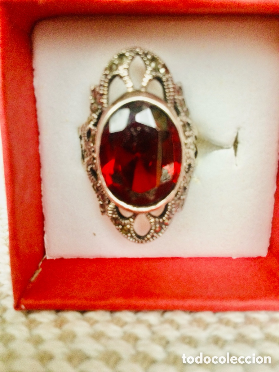 Joyeria: Anillo de plata con piedra granate biselada.