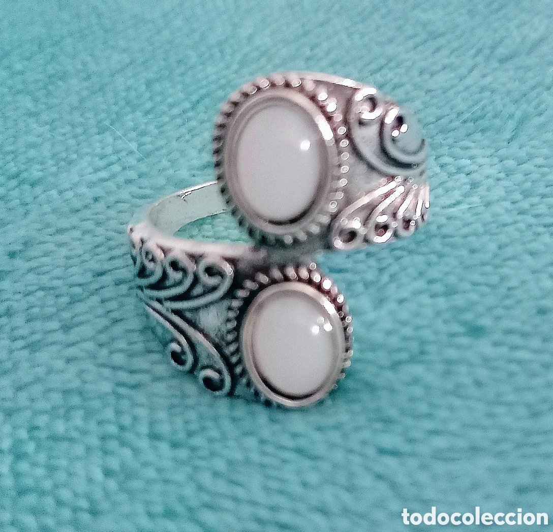 Joyeria: Original anillo color plata vieja con piedra lunar blanca sint&eacute;tica y filigrana 18mm di&aacute;m. Muy bonit