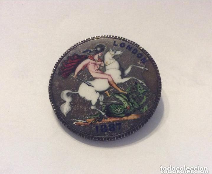 Joyeria: BROCHE EN PLATA SOBRE MONEDA INGLESA ,CON INSCRIPCI&Oacute;N EN ANVERSO LONDON DE 1887