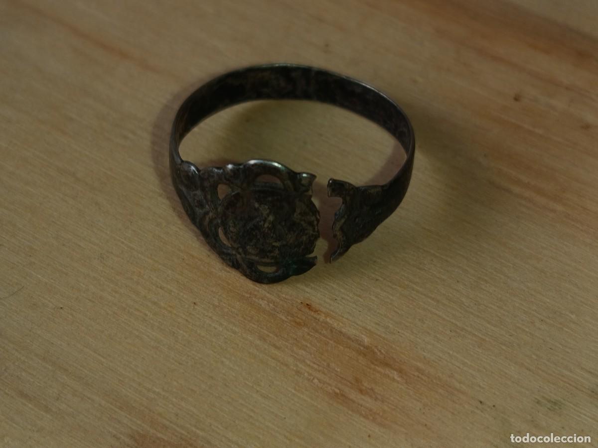 Joyeria: ANTIGUO ANILLO DE VIRGEN PARECE PLATA.