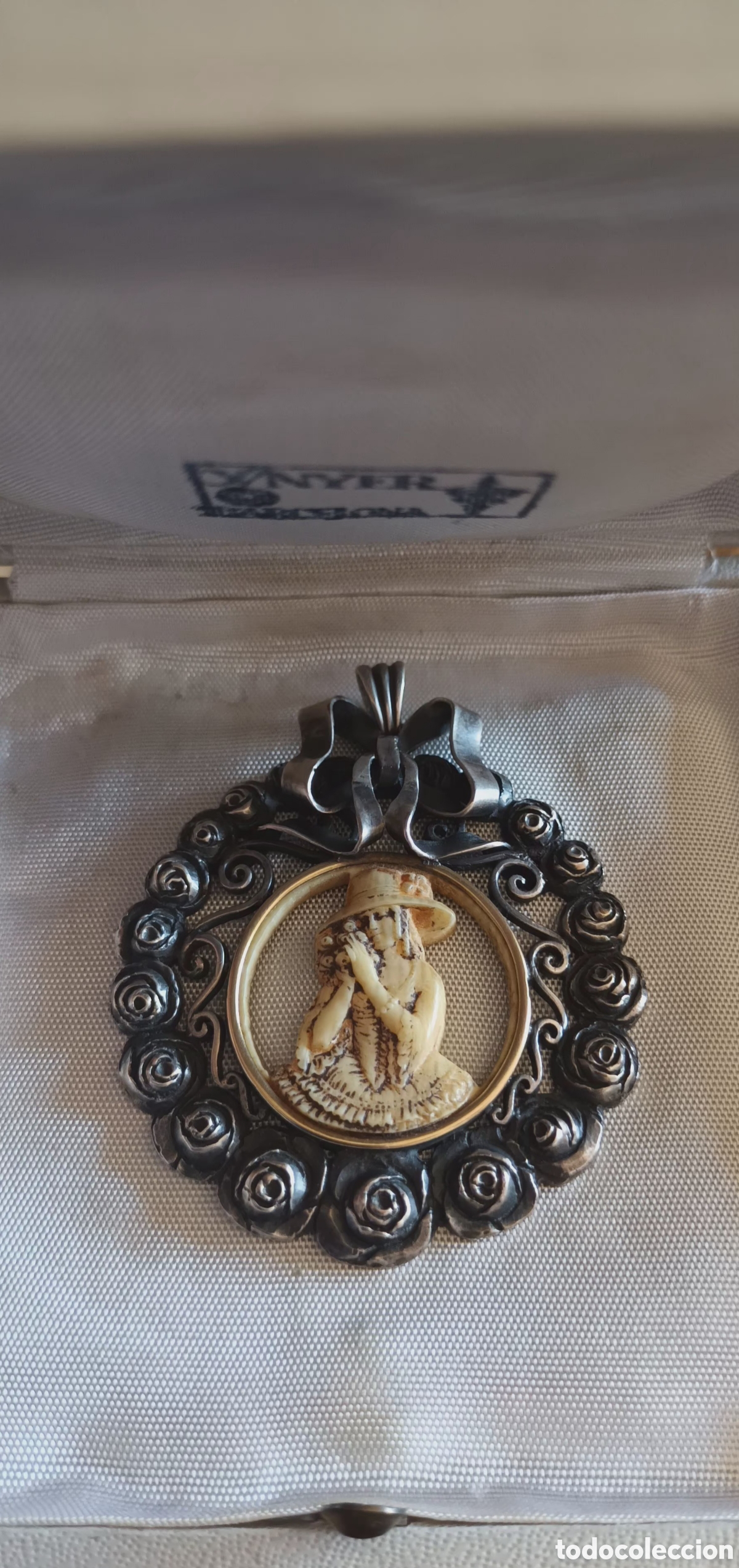 Joyeria: Antigua medalla modernista