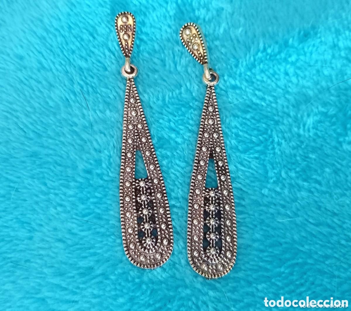Joyeria: Originales pendientes largos gota de agua color plata vieja con tachuelas. 5,7cm largo. Muy bonitos