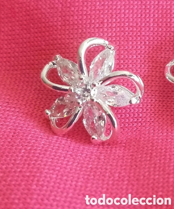 Joyeria: Originales pendientes de bot&oacute;n flor plateada con incrustaciones brillantes blancas 1,2cm di&aacute;m. Muy b