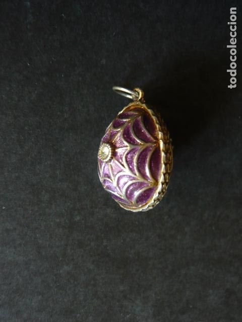 Joyeria: COLGANTE HUEVO TIPO FABERGE ESMALTADO MOTIVO TELARA&Ntilde;A Y ARA&Ntilde;A