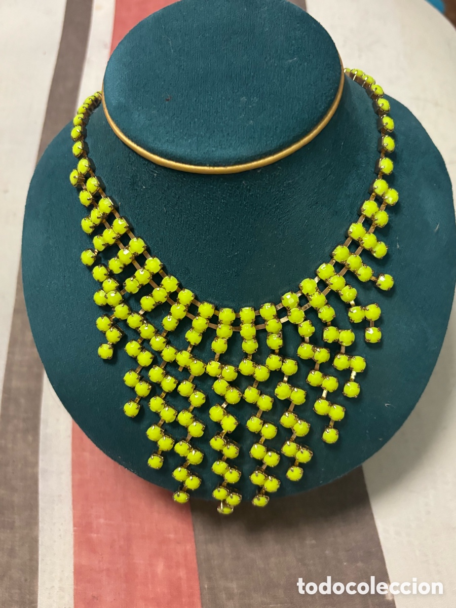 Joyeria: Collar con ca&iacute;da en tono amarillo