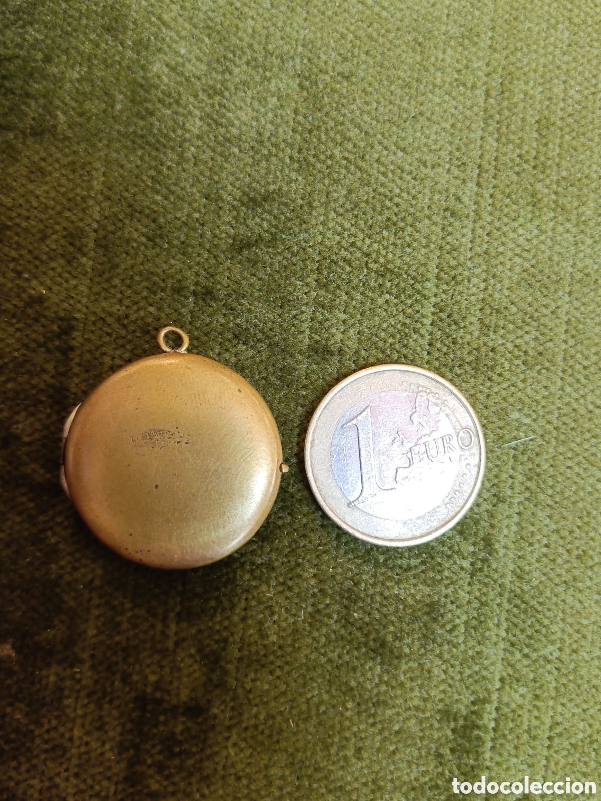 Joyeria: Colgante portafotos, tambi&eacute;n conocido como guardapelo, tiene una forma ovalada y est&aacute; hecho de lat&oacute;n